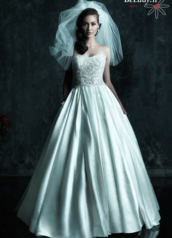 Pūsta vestuvinė suknelė su kristalais