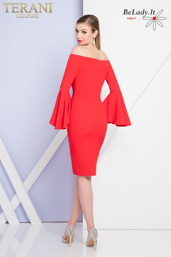 Raudona kokteilinė suknelė plačiomis rankovėmis